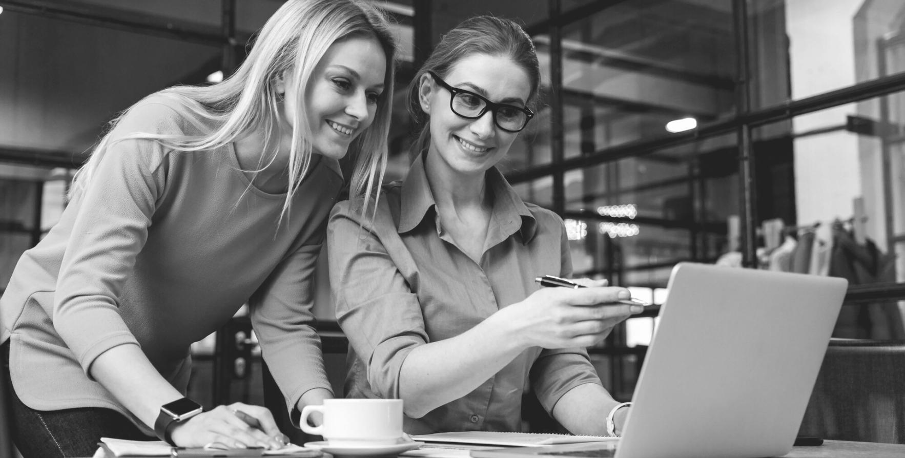 Arbeitsplatz mit Finanzgrafiken und Notizen zur Vermögensplanung