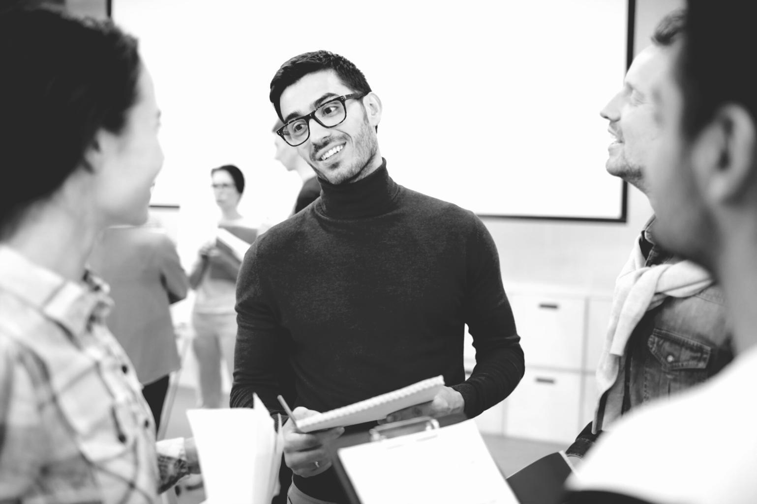 Team bei der Arbeit an Bildungsinhalten für finanzielle Grundlagen