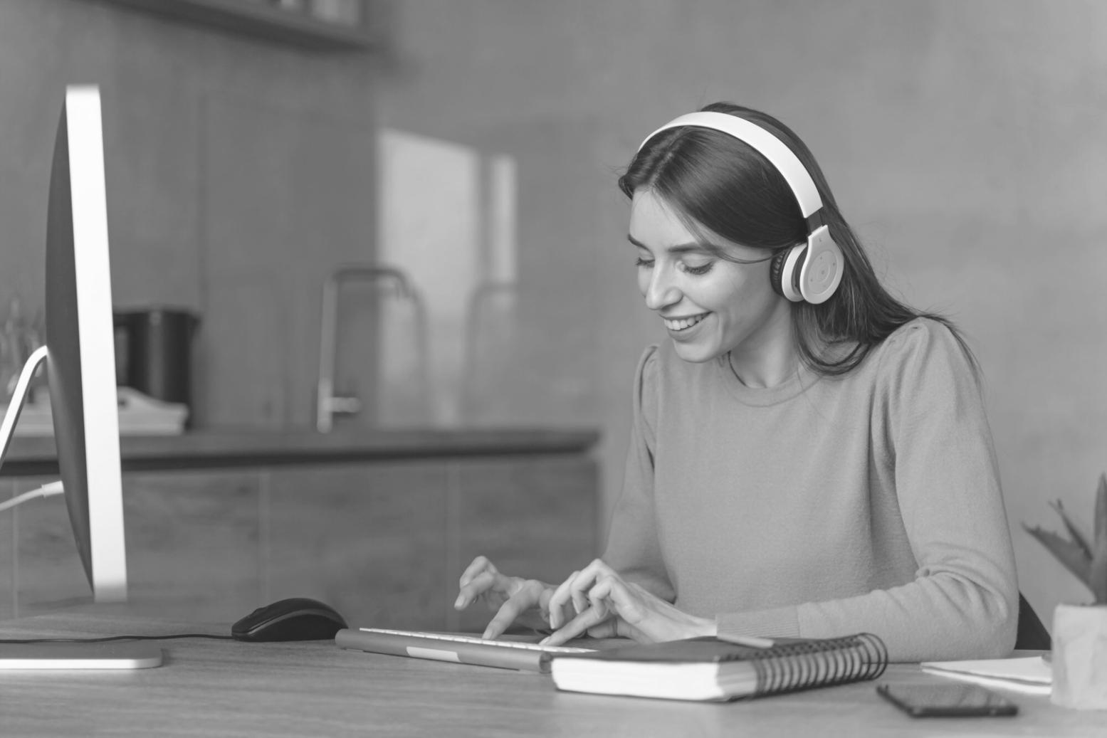 Finanzielle Dokumente und Berechnungen auf einem Schreibtisch